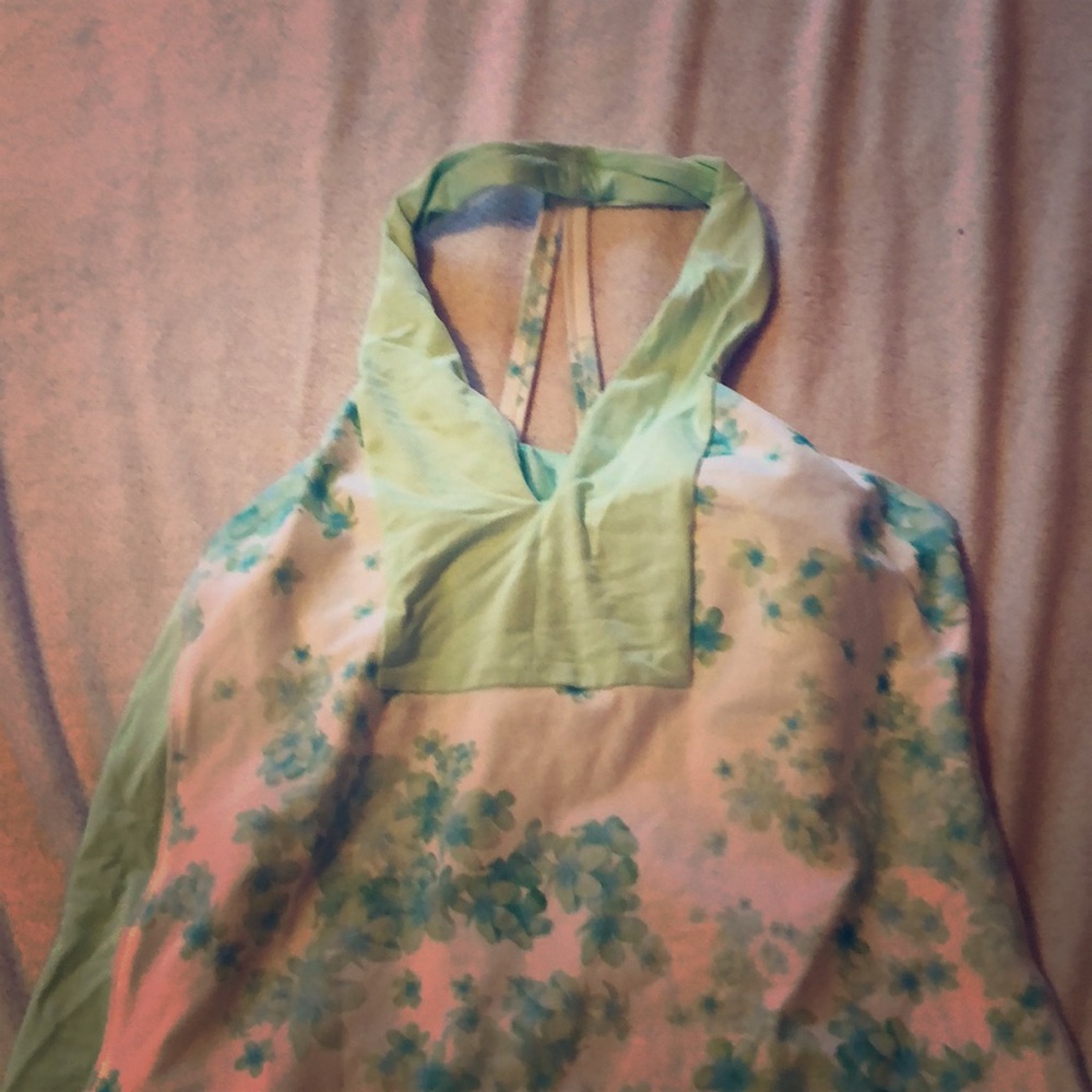 Gorgeous floral lululemon top.